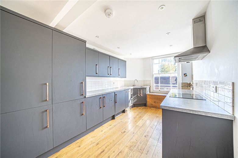 3 bedroom flat, Hyde Street, Winchester SO23 - Available