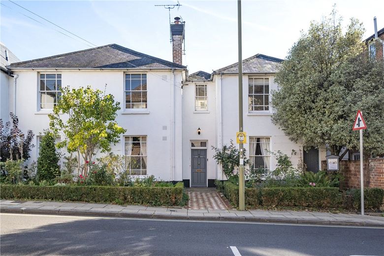 3 bedroom flat, Hyde Street, Winchester SO23 - Available
