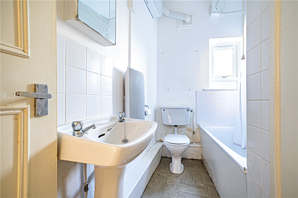 1 bedroom flat, Eastgate Street, Winchester SO23 - Sold STC