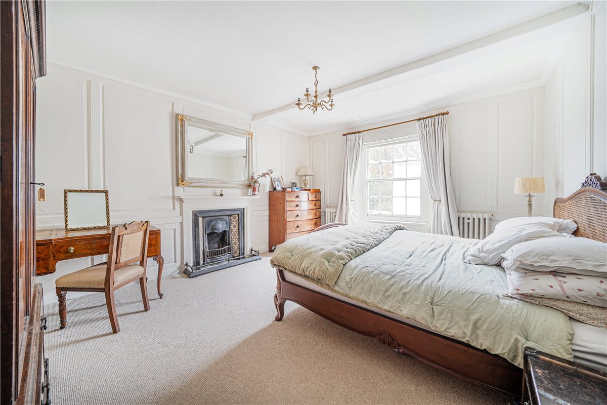 5 bedroom house, East Street, Hambledon PO7 - Available