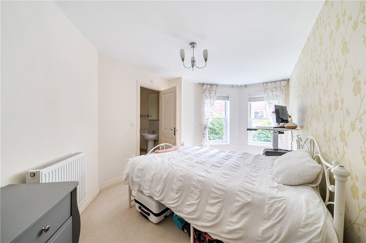 2 bedroom flat, Winton Close, Winchester SO22 - Sold STC