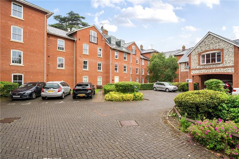 2 bedroom flat, Winton Close, Winchester SO22 - Sold STC