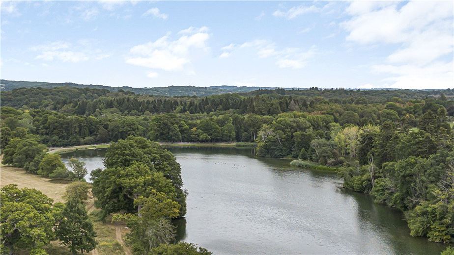 3 bedroom flat, Burton Park, Duncton GU28 - Available