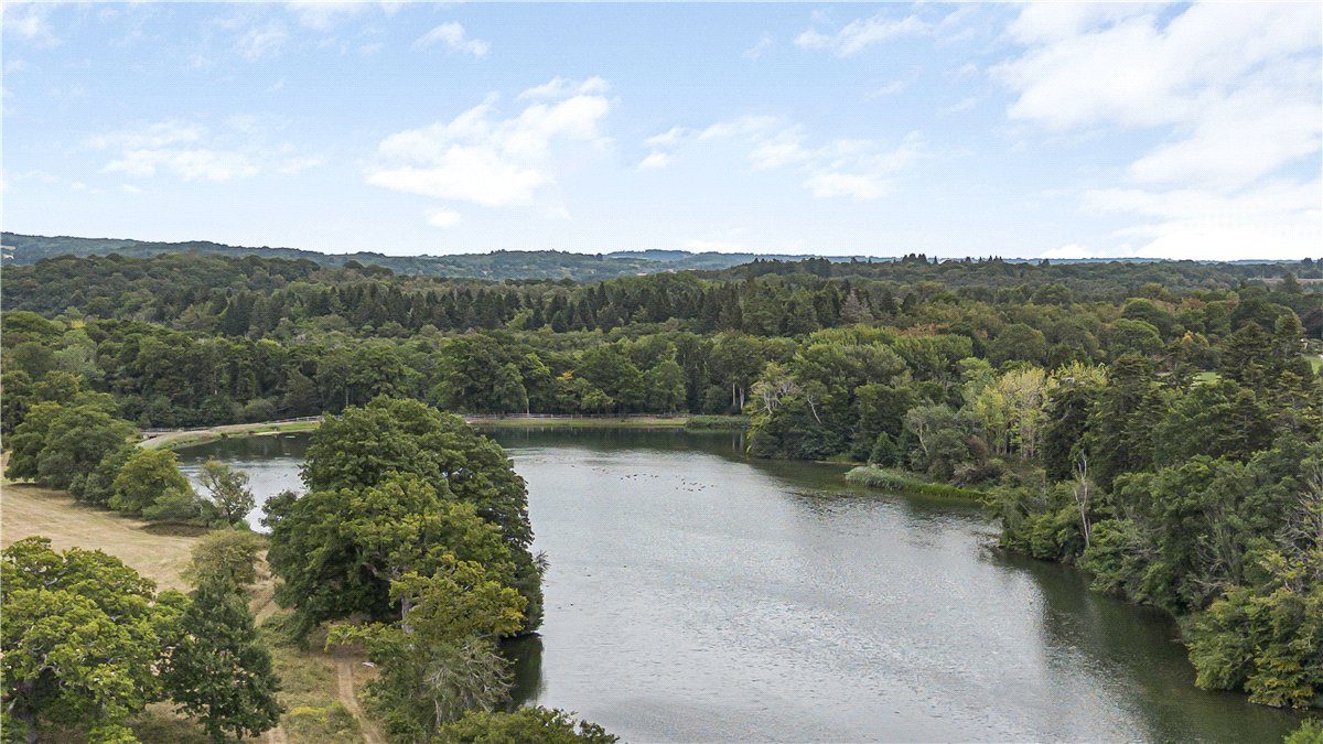 3 bedroom flat, Burton Park, Duncton GU28 - Available