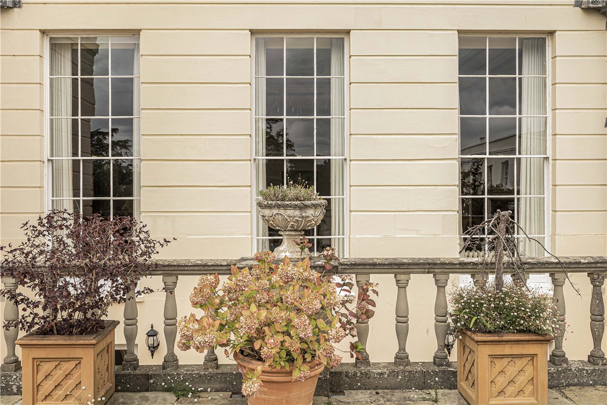 3 bedroom flat, Burton Park, Duncton GU28 - Available