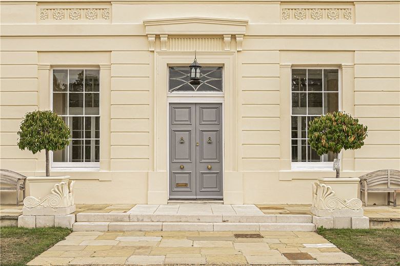 3 bedroom flat, Burton Park, Duncton GU28 - Available