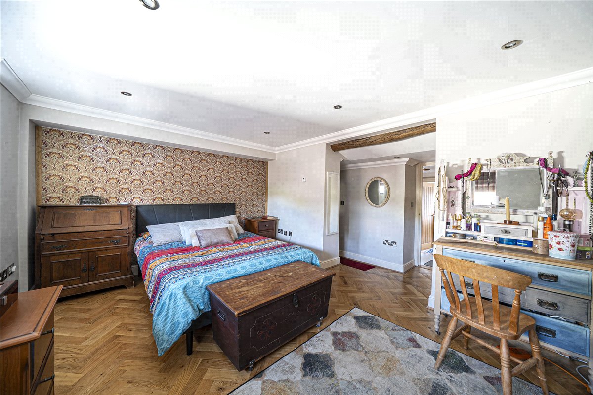 5 bedroom house, West Street, Hambledon PO7 - Available