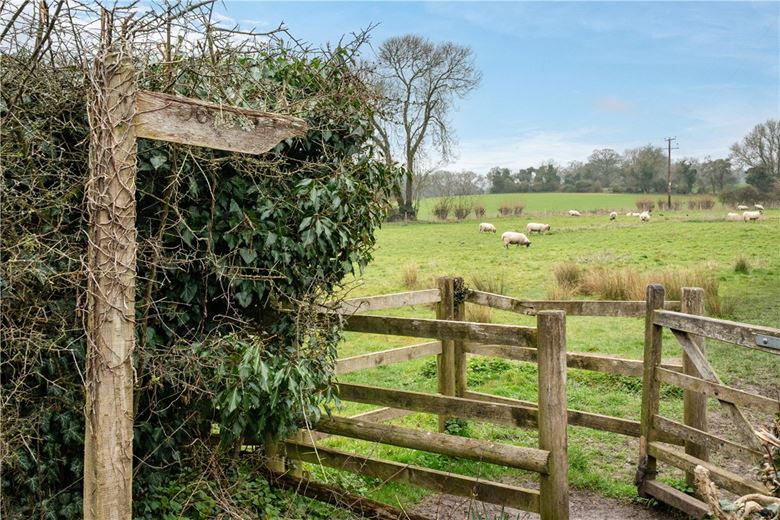 3 bedroom house, Gladstone Terrace, Sugar Lane SP11 - Available