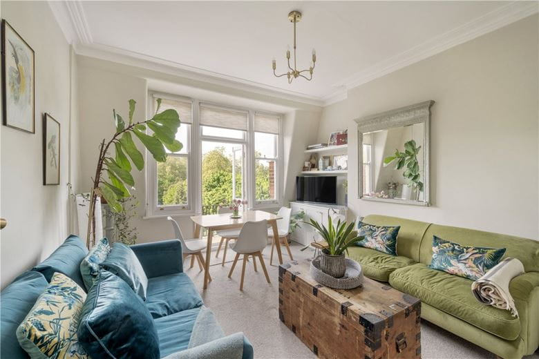 2 bedroom flat, Prince of Wales Drive, London SW11 - Available