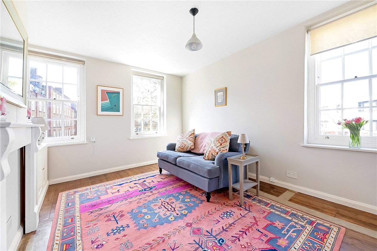 1 bedroom flat, Vicarage Crescent, London SW11 - Available