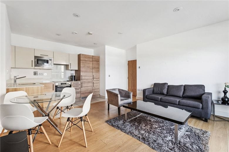 2 bedroom flat, Cornell Square, London SW8 - Available
