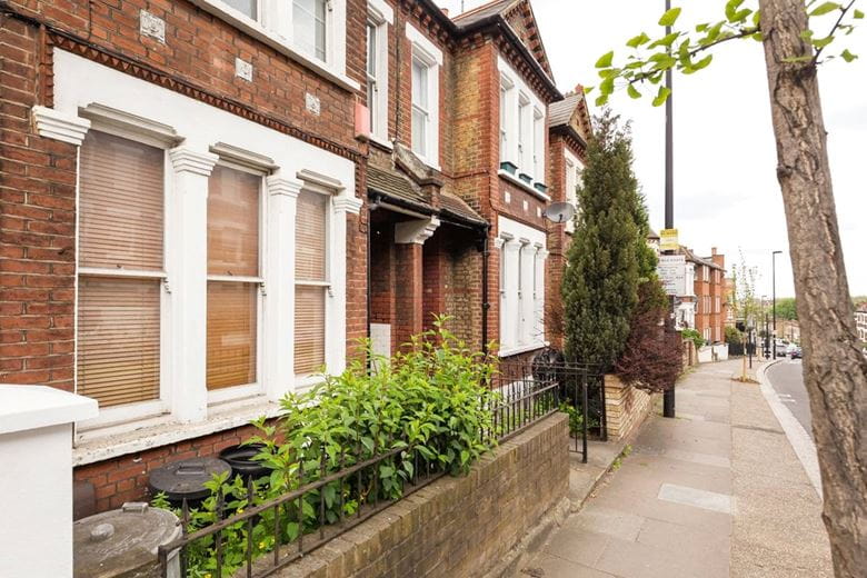 2 bedroom flat, Latchmere Road, London SW11 - Available
