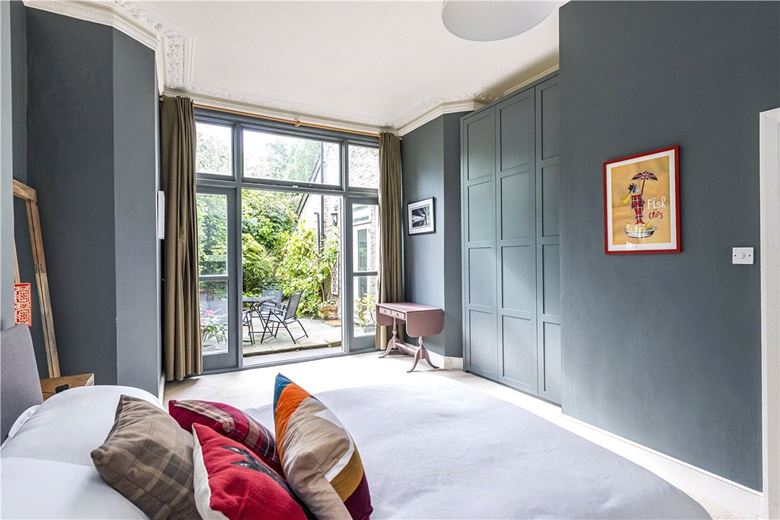 2 bedroom flat, Earlsfield Road, London SW18 - Sold STC