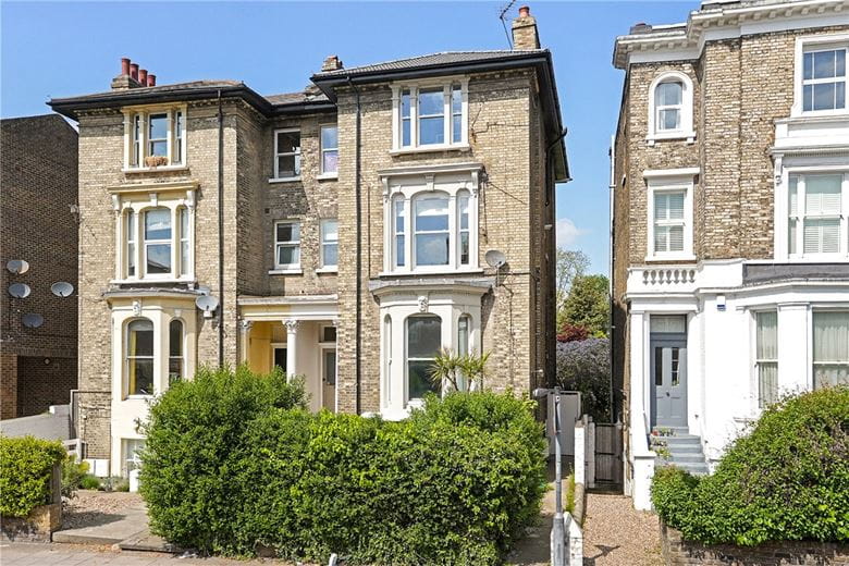 2 bedroom flat, North Side Wandsworth Common, London SW18 - Available