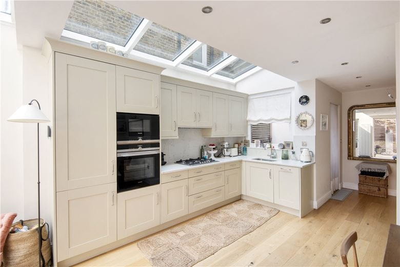 2 bedroom flat, Between The Commons, London SW11 - Available