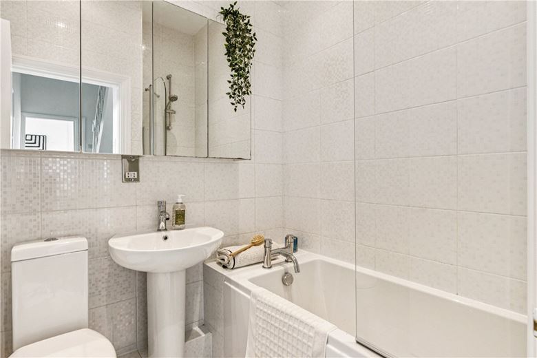 2 bedroom flat, Nottingham Road, Bellevue Village SW17 - Available