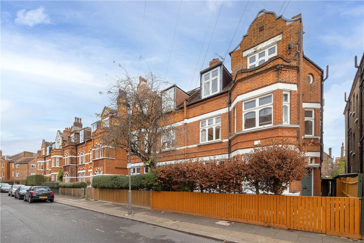 2 bedroom flat, Wexford Road, Wandsworth Common - Balham SW12 - Available