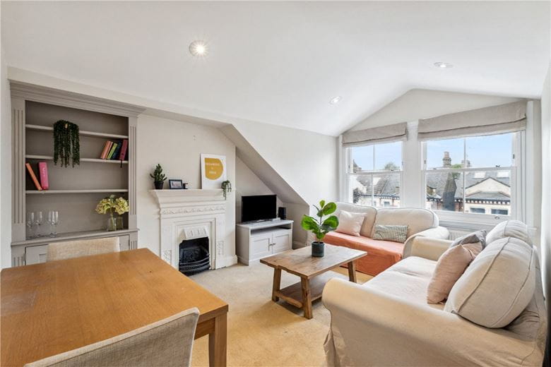 2 bedroom flat, Geraldine Road, London SW18 - Available