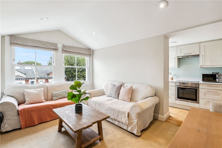 2 bedroom flat, Geraldine Road, London SW18 - Available