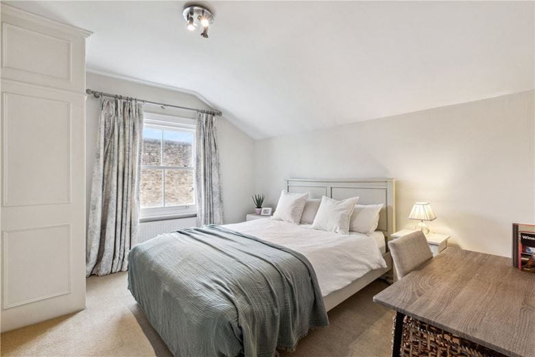 2 bedroom flat, Geraldine Road, London SW18 - Available