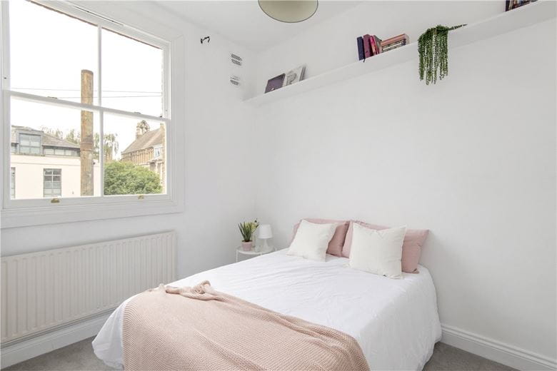 2 bedroom flat, Nottingham Road, London SW17 - Available