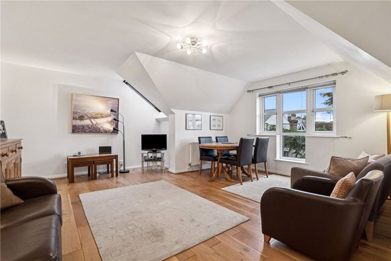 2 bedroom flat, Roma Court, St. James's Drive SW12 - Available