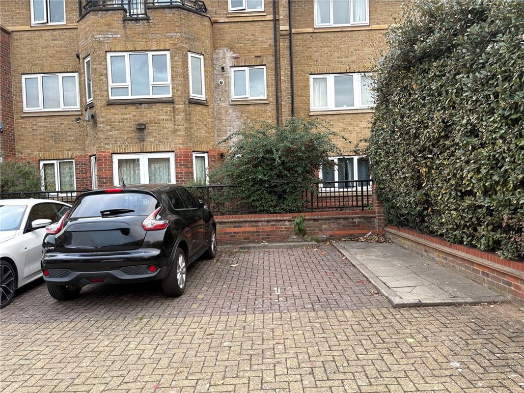 2 bedroom flat, Roma Court, St. James's Drive SW12 - Available
