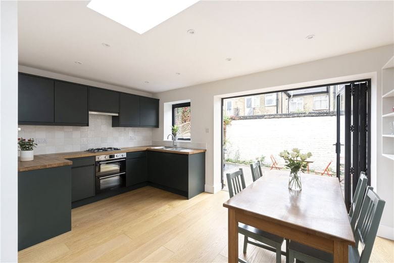 2 bedroom maisonette, Boundary Road, London SW19 - Available