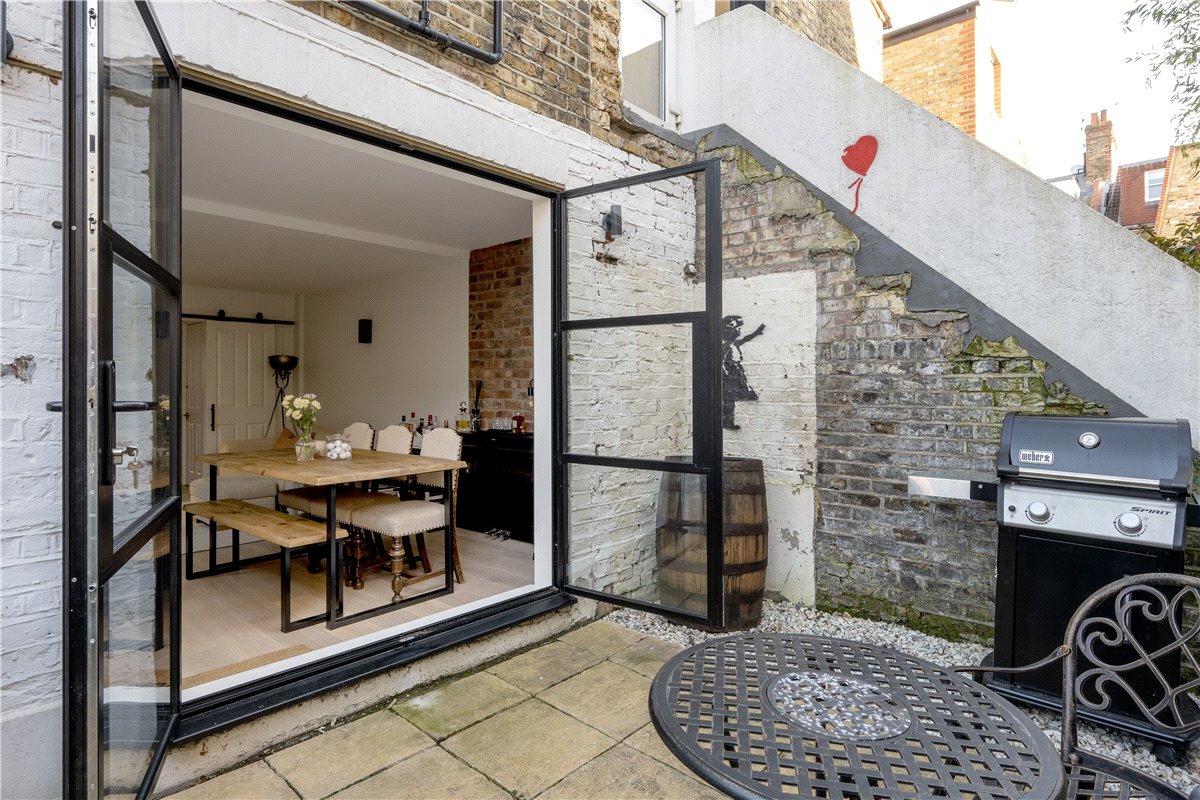 2 bedroom flat, Foxmore Street, London SW11 - Sold