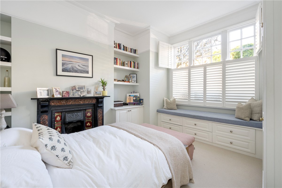 2 bedroom flat, Foxmore Street, London SW11 - Sold