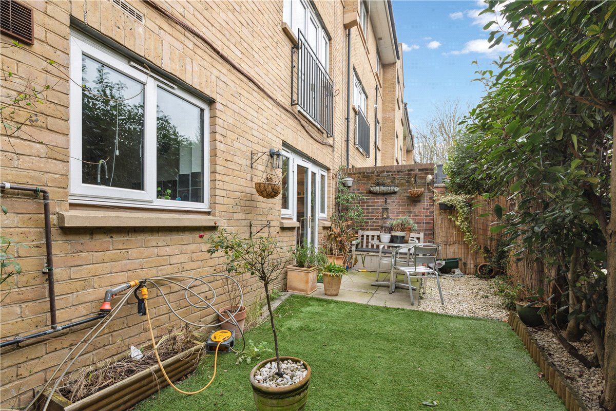 2 bedroom flat, St. James's Drive, London SW12 - Sold STC