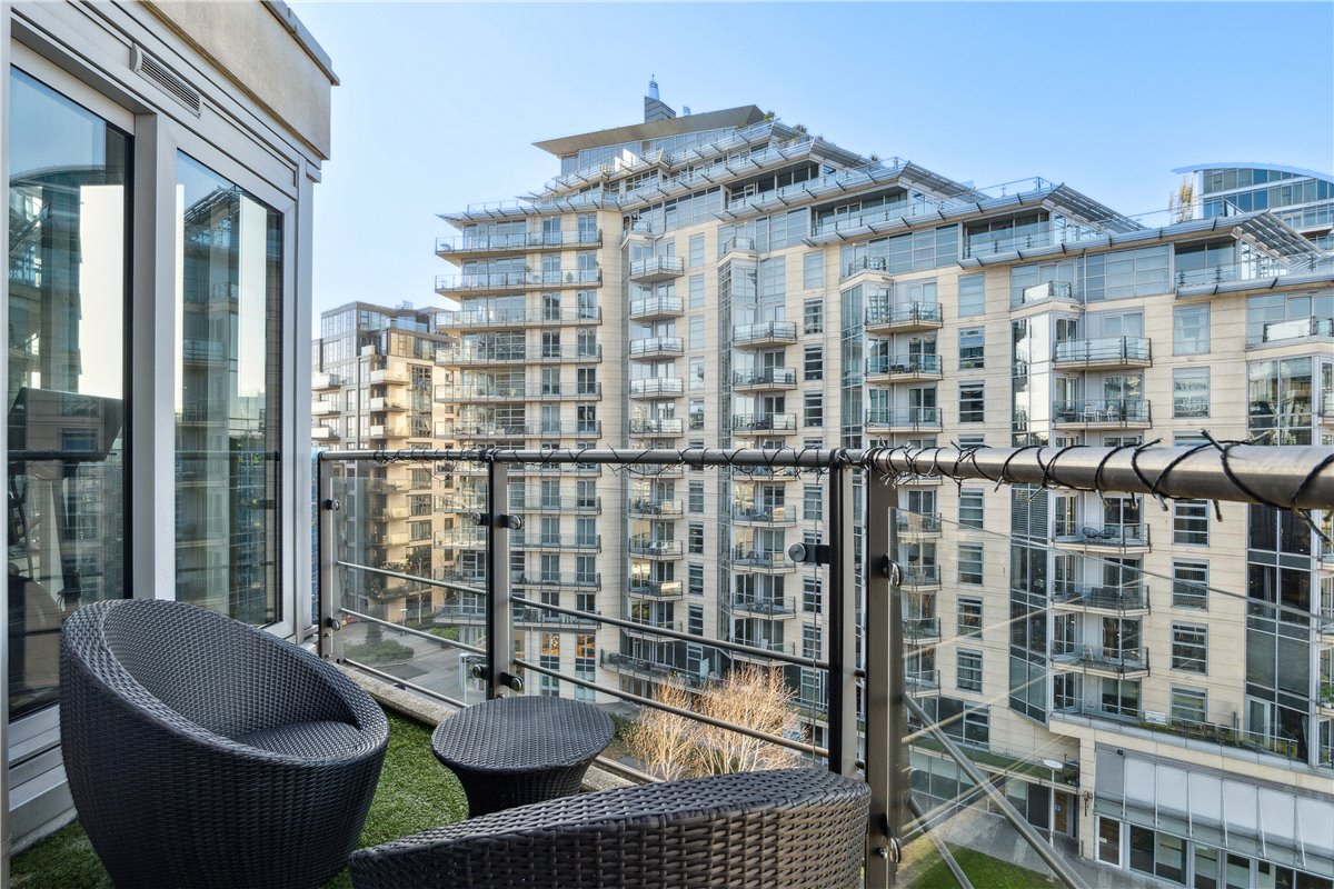 3 bedroom flat, Commodore House, Battersea Reach SW18 - Available