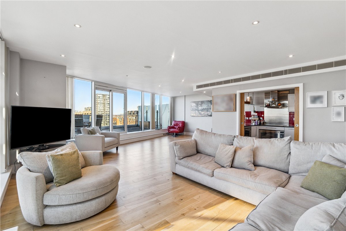 3 bedroom flat, Commodore House, Battersea Reach SW18 - Available