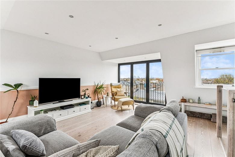 2 bedroom flat, Trinity Road, London SW17 - Available