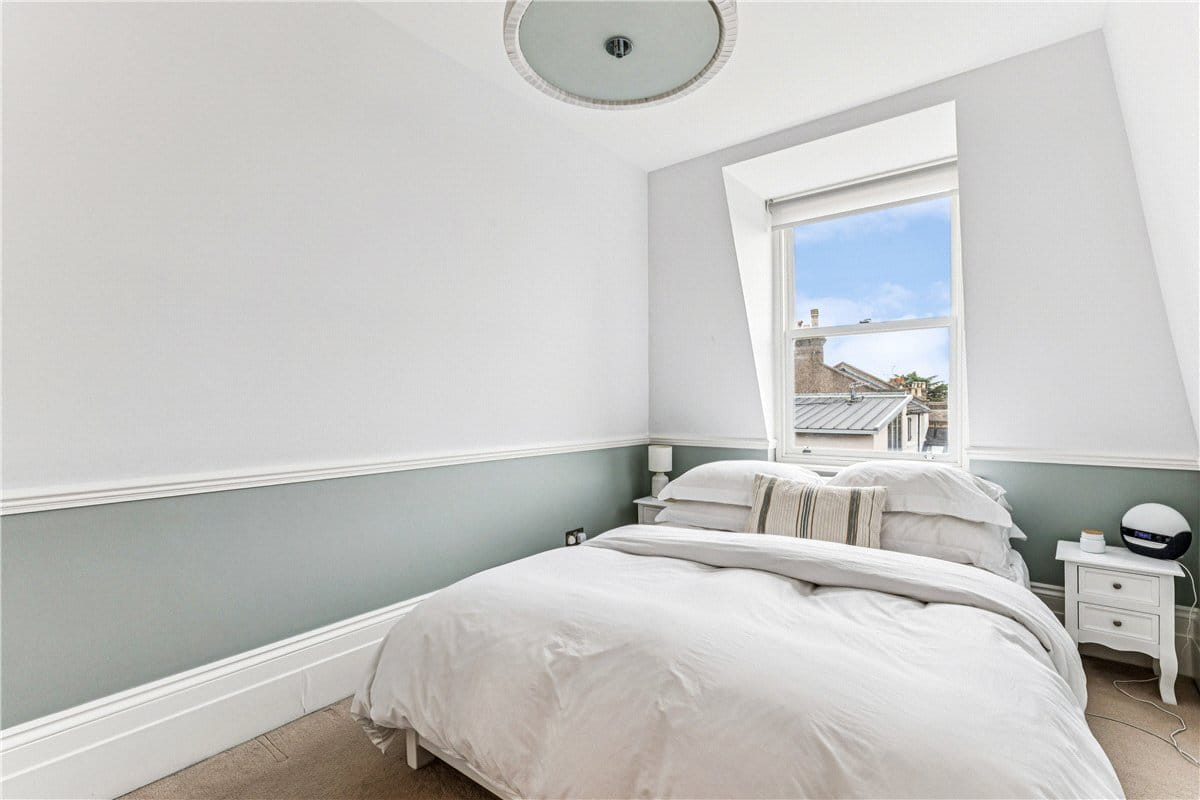 2 bedroom flat, Trinity Road, London SW17 - Available