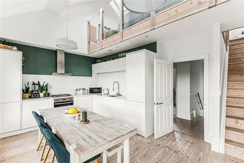 2 bedroom flat, Trinity Road, London SW17 - Available