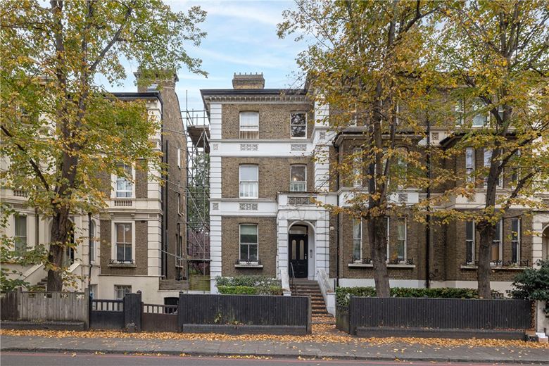 2 bedroom flat, North Side  Wandsworth Common, London SW18 - Sold STC
