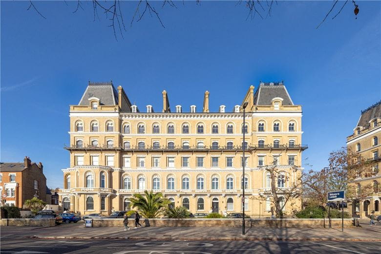 2 bedroom flat, Clapham Common North Side, London SW4 - Available