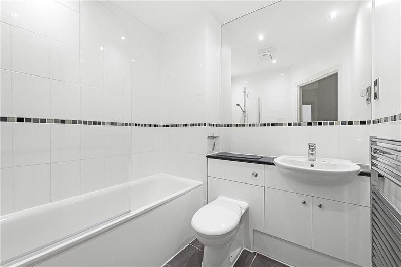 2 bedroom flat, Pavilion Square, London SW17 - Available