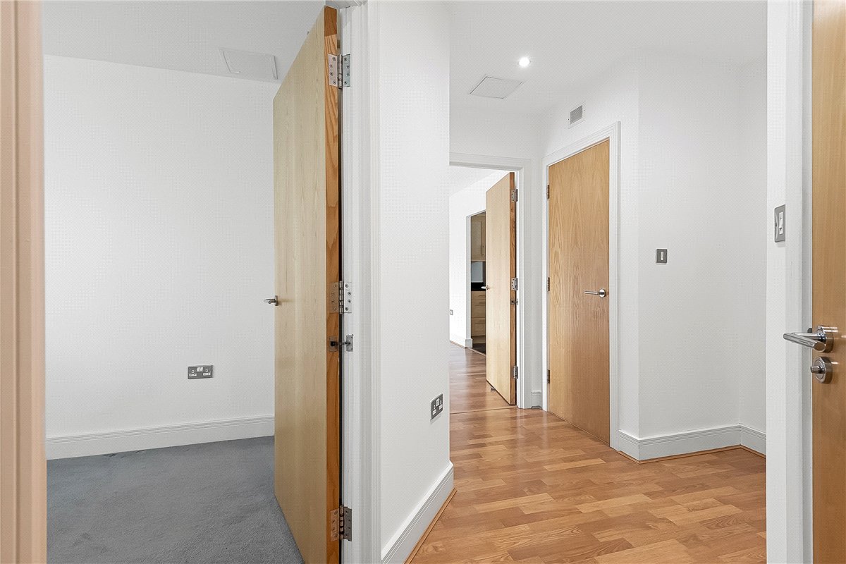 2 bedroom flat, Pavilion Square, London SW17 - Available