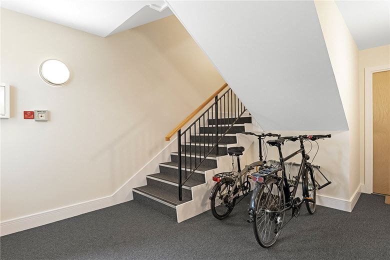 2 bedroom flat, Pavilion Square, London SW17 - Available