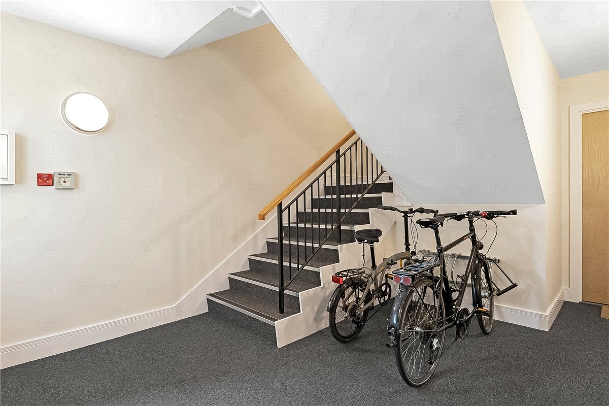 2 bedroom flat, Pavilion Square, London SW17 - Available
