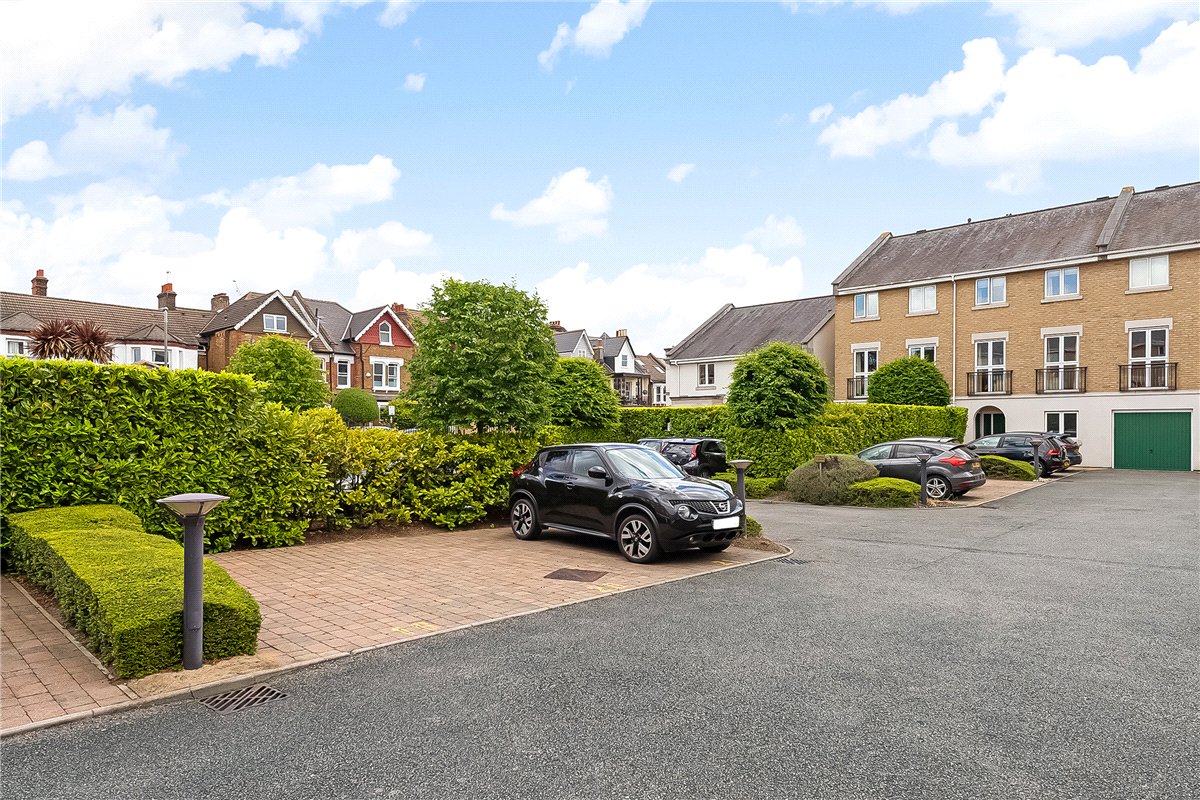 2 bedroom flat, Pavilion Square, London SW17 - Available
