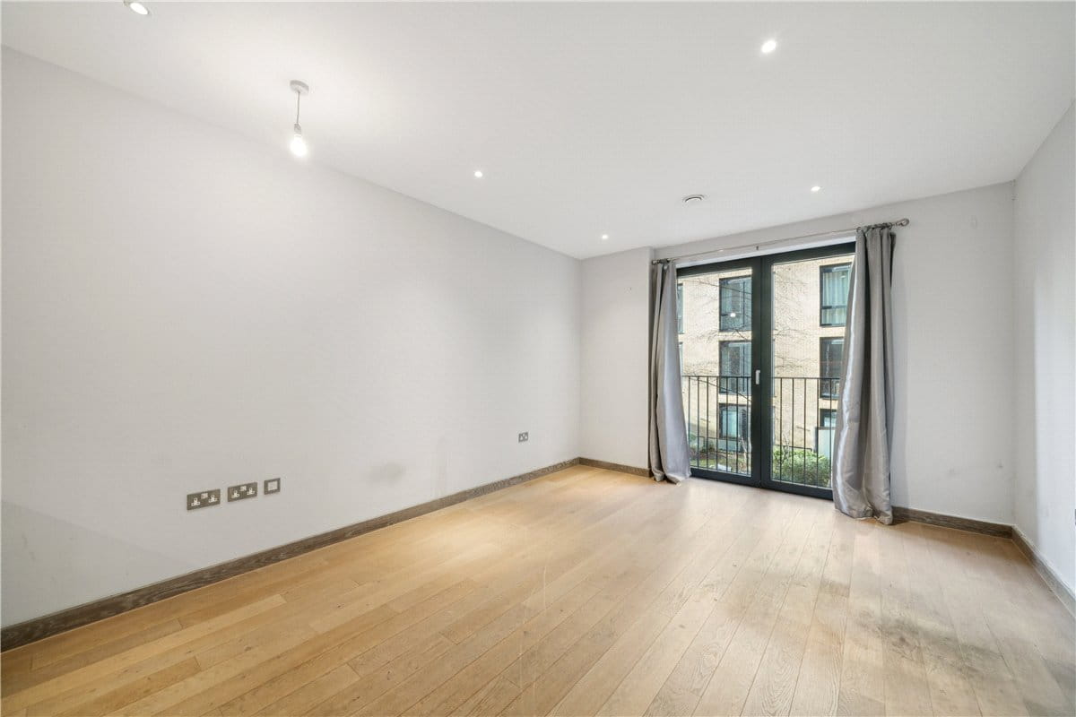  bedroom flat, Chivers Passage, London SW18 - Available