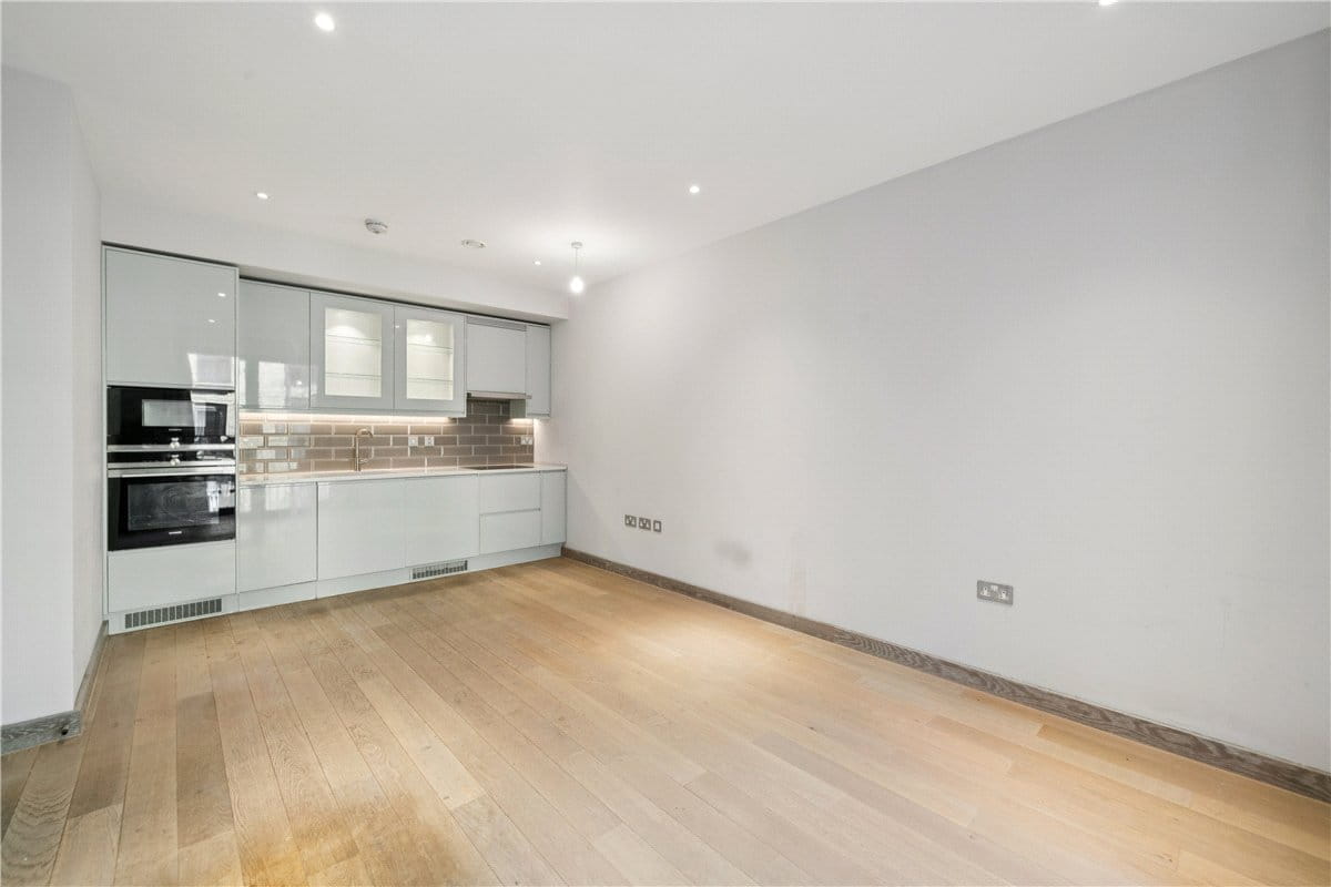  bedroom flat, Chivers Passage, London SW18 - Available