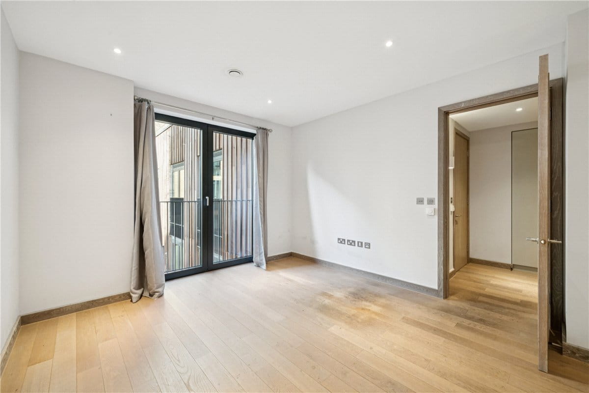  bedroom flat, Chivers Passage, London SW18 - Available