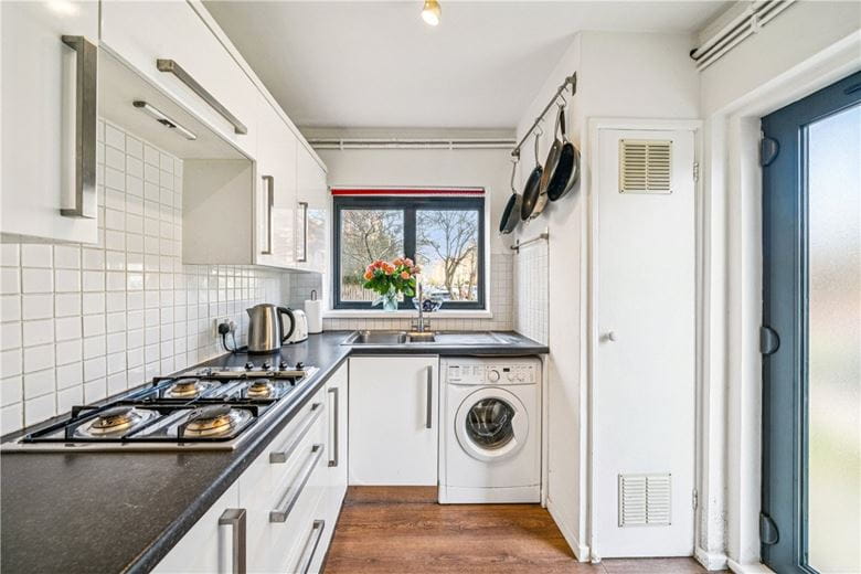 2 bedroom flat, Mayford Close, London SW12 - Available