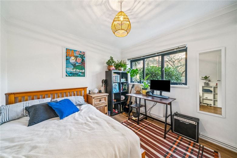 2 bedroom flat, Mayford Close, London SW12 - Available