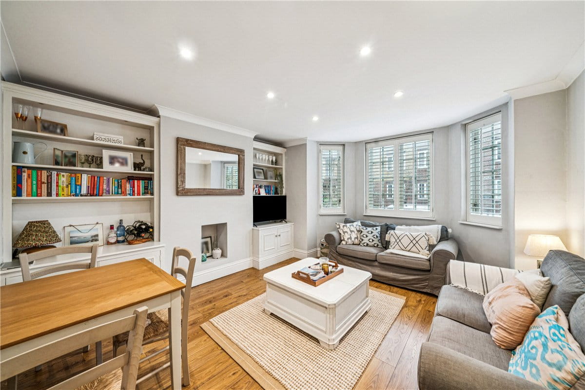 2 bedroom flat, Frogmore, London SW18 - Available