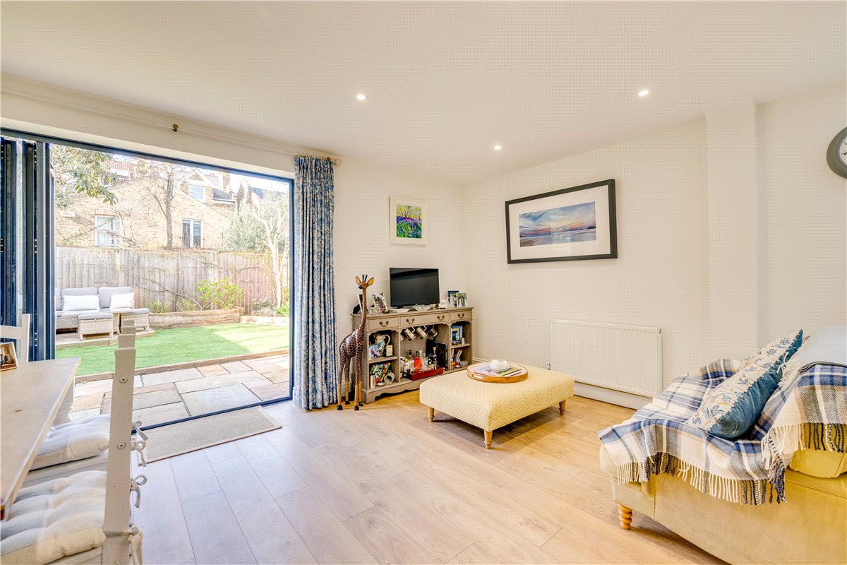 2 bedroom flat, Birdhurst Road, London SW18 - Available